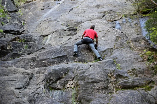 Adam Kayalara Tırmanıyor — Stok fotoğraf