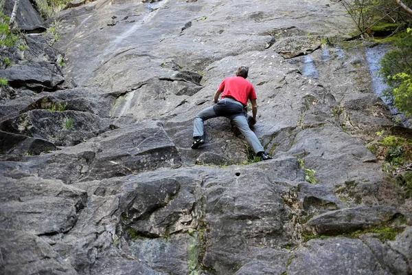 Homme Monte Sur Paroi Rocheuse — Photo