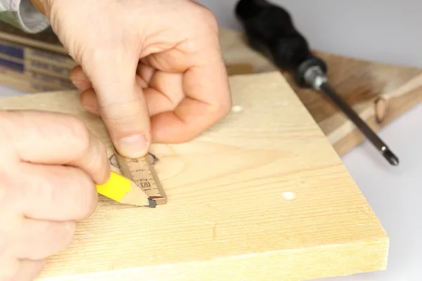 Hand Eines Mannes Mit Einem Holzlineal — Stockfoto