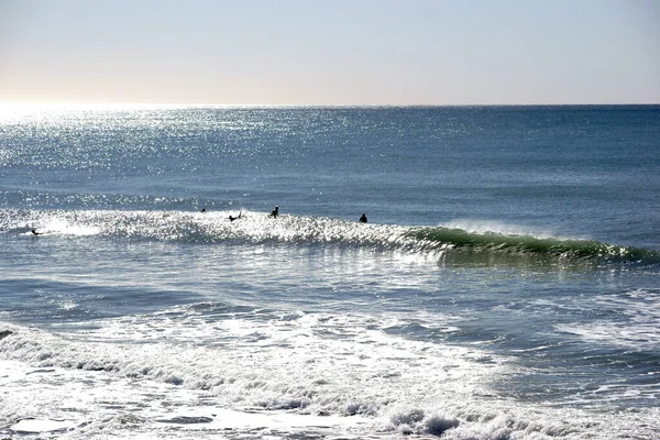 Silhouetten Van Surfers Het Water Achtergrondverlichting — Stockfoto