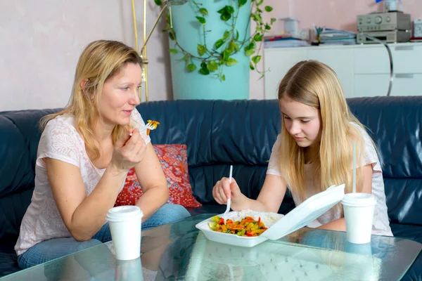 Mãe Filha Comendo Juntos Fast Food — Fotografia de Stock