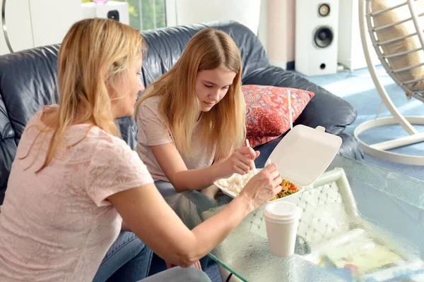 Mutter Und Tochter Essen Gemeinsam Fast Food — Stockfoto