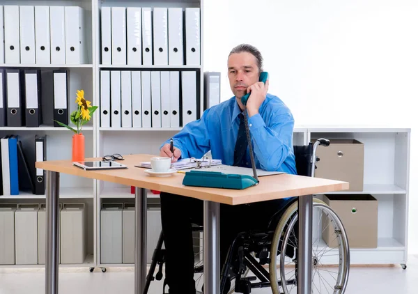 坐轮椅的残疾人商人打电话来了 — 图库照片