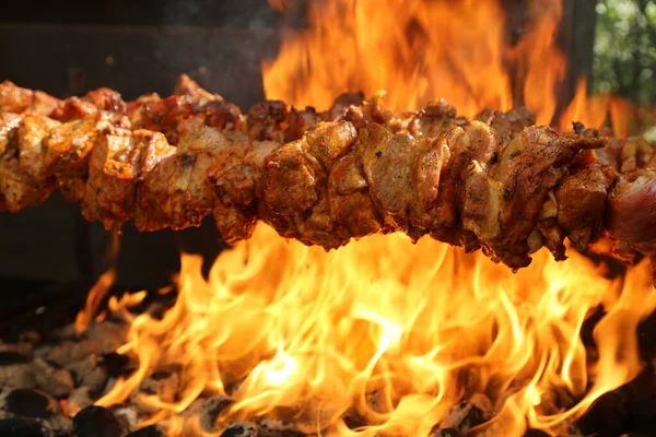 Flammen Auf Einem Grill — Stockfoto