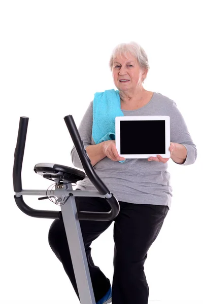 Grauhaarige Seniorin Trainiert Mit Fitnessgerät Und Zeigt Tablet — Stockfoto