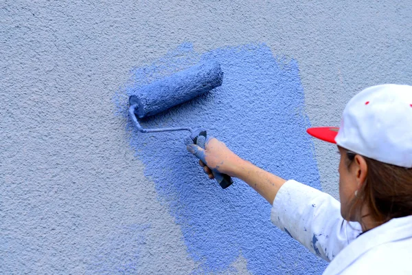 Workman Painting Wall Paint Roller — Stock Photo, Image