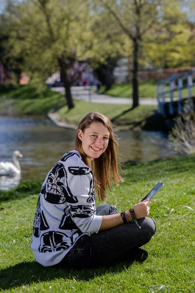 Estudiante Ríe Cámara Con Una Tableta Mano Parque — Foto de Stock