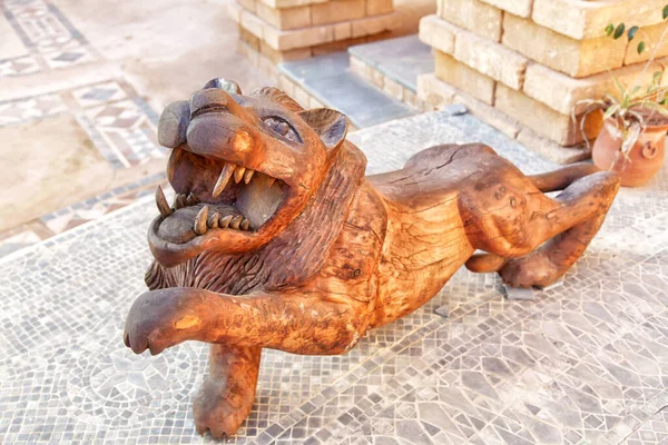 León Como Una Escultura Madera Encuentra Patio Cerca Medina Ciudad — Foto de Stock