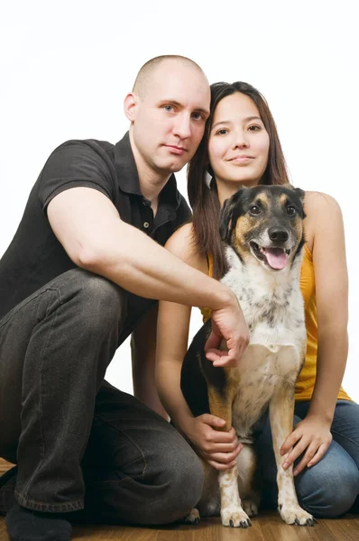 Retrato Frontal Jovem Casal Com Cão Sentado Chão Contra Fundo — Fotografia de Stock