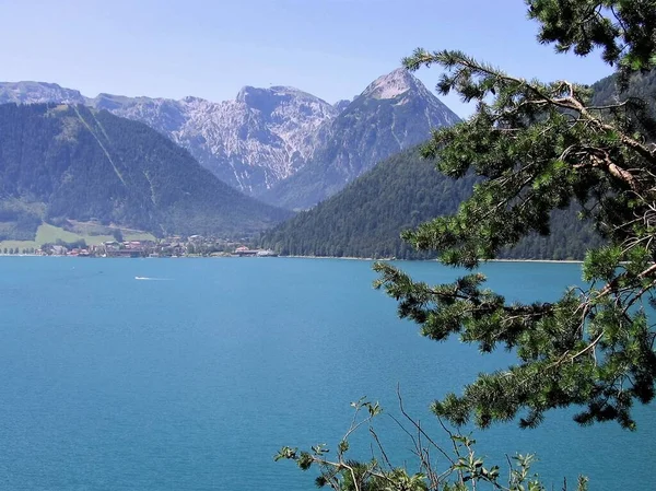 Μια Όμορφη Θέα Πάνω Από Achensee Πάνω Από Βουνά Χωρίς — Φωτογραφία Αρχείου