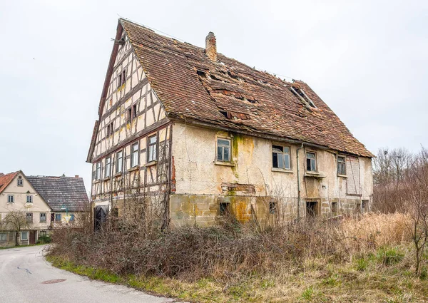 德国南部破旧的旧农舍 — 图库照片