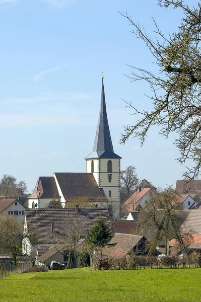 Zonnig Landschap Inclusief Een Landelijk Dorp Met Kerk Zuid Duitsland — Stockfoto