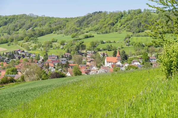 Idyllische Sonnige Frühlingslandschaft Mit Einem Ort Namens Kocherstetten Hohenlohekreis Süddeutschland — Stockfoto