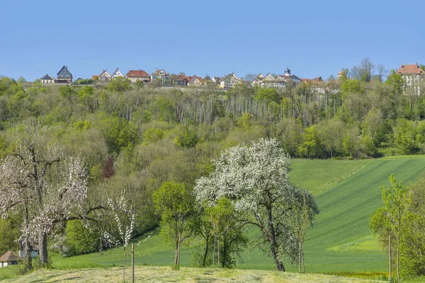 南ドイツのランゲンブルクという小さな町を含むホーエンローエの牧歌的な春の時間の風景 — ストック写真