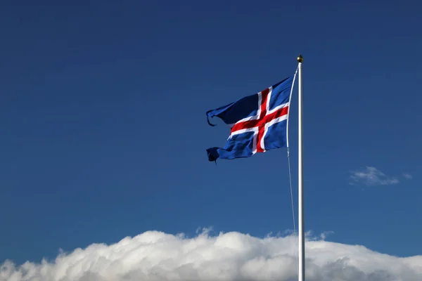 Σημαία Ισλανδίας Φυσά Στον Άνεμο — Φωτογραφία Αρχείου