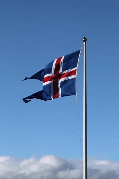 Agitant Drapeau Islande Devant Ciel Bleu — Photo