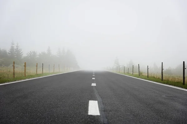 Estrada Nevoeiro — Fotografia de Stock
