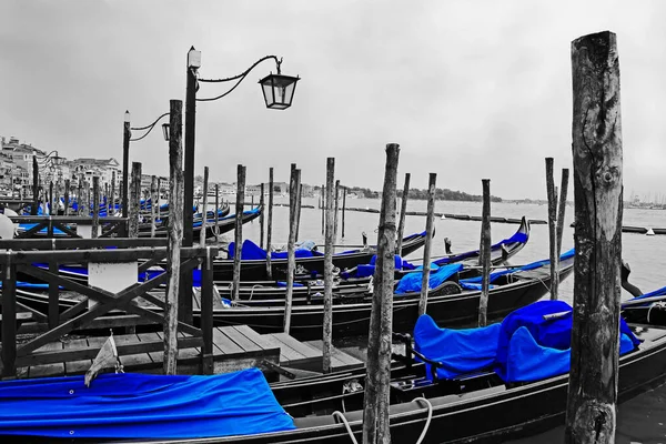 Černobílá Fotografie Gondoly Přístavu Benátky — Stock fotografie