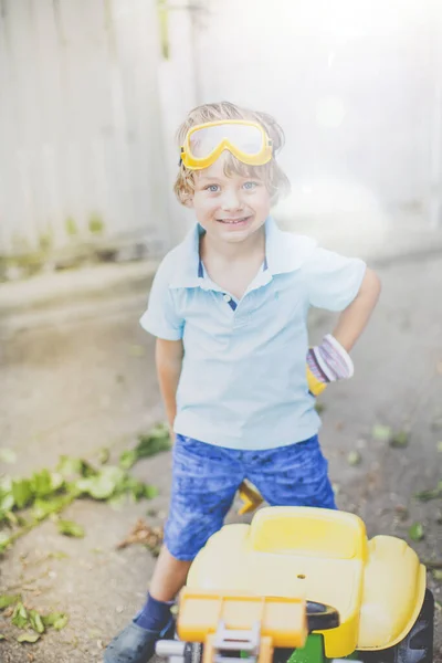 Kleine Jongen Zijn Speelgoed Trekker — Stockfoto