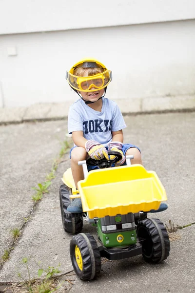 Kleine Jongen Zijn Speelgoed Trekker — Stockfoto