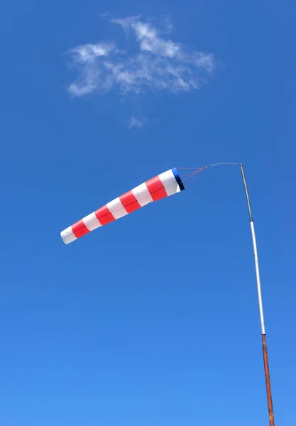 Röd Vit Vindsäck Hänger Nästan Horisontellt Stolpe Framför Blå Himmel — Stockfoto