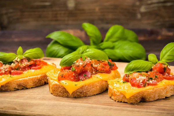 Bruschetta Met Salami Basilicum Kaas — Stockfoto