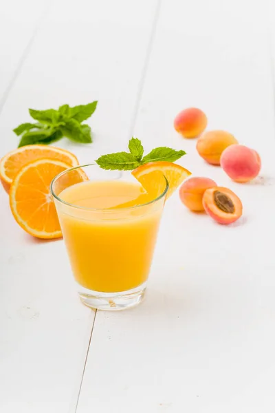 Suco Damasco Laranja Com Hortelã Fresca — Fotografia de Stock