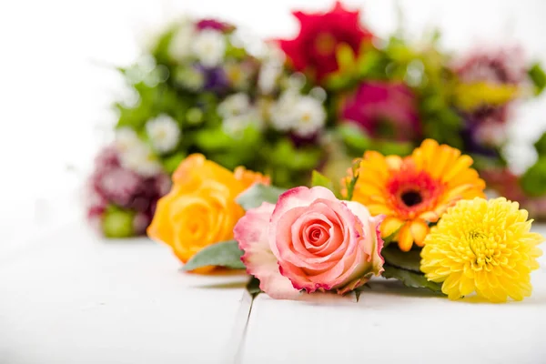 Flores Fragantes Sobre Base Madera Blanca — Foto de Stock