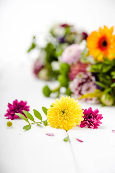 Duftende Blumen Auf Weißem Holzsockel — Stockfoto