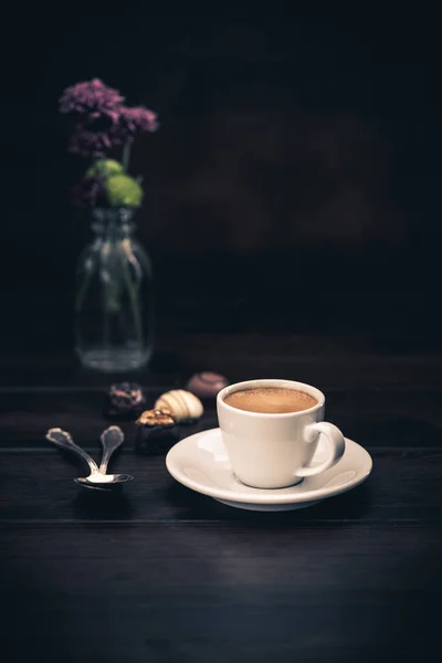 Espresso Čokoládou Květinami Dřevěném Pozadí — Stock fotografie