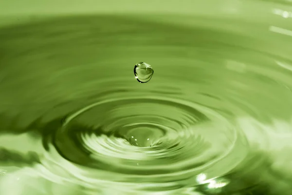 Капли Воды Зеленом Фоне — стоковое фото
