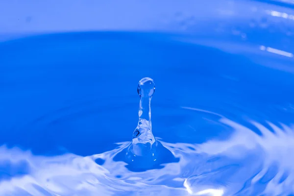 Voda Splash Modrém Pozadí — Stock fotografie