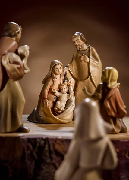 耶稣降生的形象约瑟夫和玛丽亚与孩子在膝盖和牧羊人家庭 — 图库照片