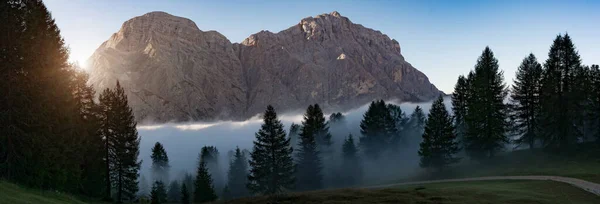 Южный Тироль Италия Гавань Итальянских Альпах — стоковое фото