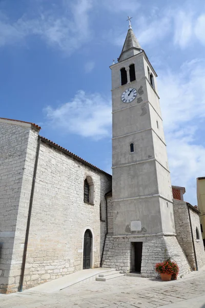 Kirche Fazana Istrien Kroatien Küste Platz Kirchturm Architektur Gebäude Turm — Stockfoto