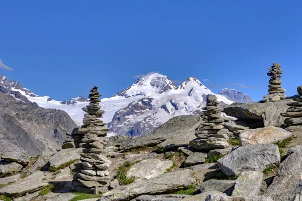 Stonemen Frente Paisagem Montanha — Fotografia de Stock