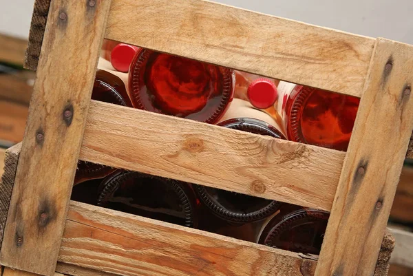 Scatola Legno Con Vino Rosso — Foto Stock