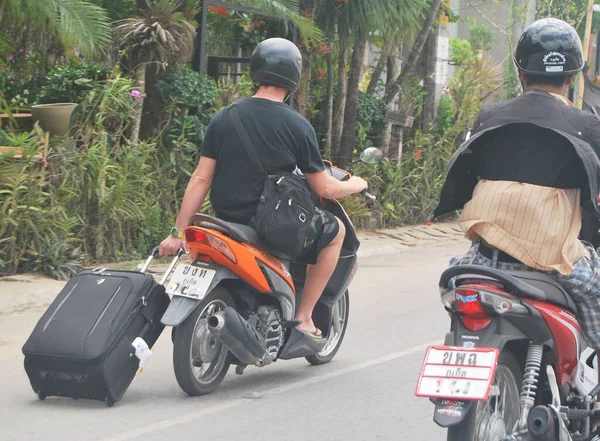 Mann Mit Motorrad Unterwegs — Stockfoto