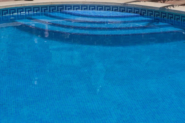 Openlucht Zwembad Whirlpool Met Stenen Trap Blauwe Tegels — Stockfoto