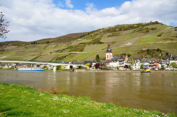 Zell Der Mosel Primavera Con Puente Peatonal —  Fotos de Stock