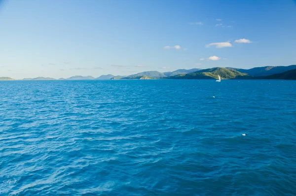 ウィットサンデー諸島のダンク島近くの帆船 — ストック写真