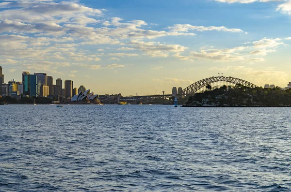 Zwei Wahrzeichen Sydneys Das Opernhaus Und Die Harbour Bridge — Stockfoto