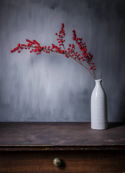 Mesa Madeira Vazia Com Flores Vermelhas Vaso Fundo Preto — Fotografia de Stock
