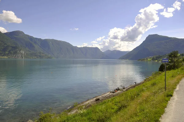 Lago Montagna Nelle Alpi — Foto Stock