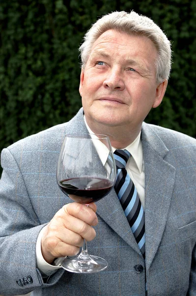 Portret Starszego Mężczyzny Garniturze Szklanką Wina — Zdjęcie stockowe