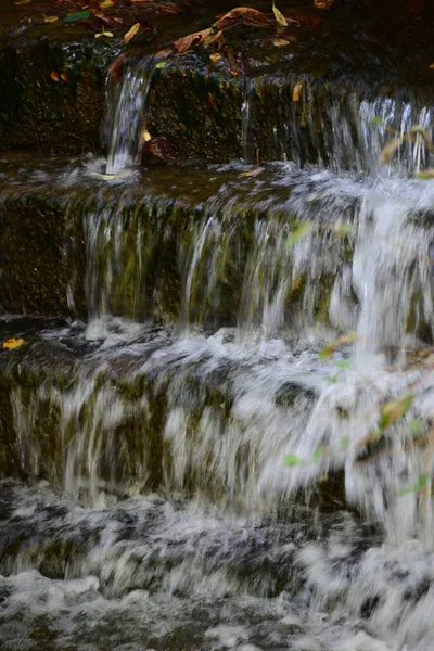 Hermosa Cascada Sobre Fondo Naturaleza — Foto de Stock