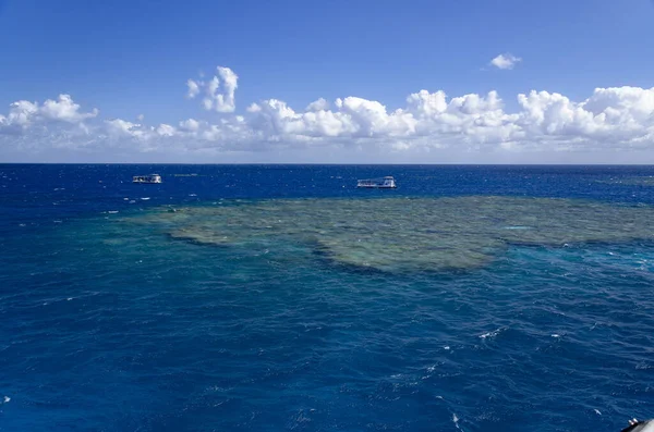Dos Barcos Fondo Cristal Cerca Arrecife Coral —  Fotos de Stock