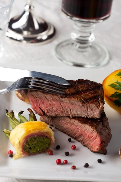 Steak Mit Speckbohnen Auf Einem Teller — Stockfoto