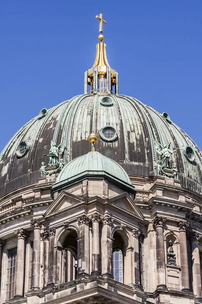 Cúpula Principal Cúpula Lateral Catedral Berlín Con Cruz Cierre Dorado —  Fotos de Stock