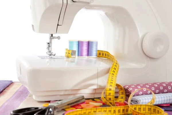 Máquina Costura Com Muitos Utensílios Costura Uma Caixa Madeira — Fotografia de Stock